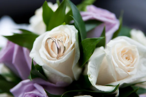 Wedding rings on the bouquet — Stock Photo, Image