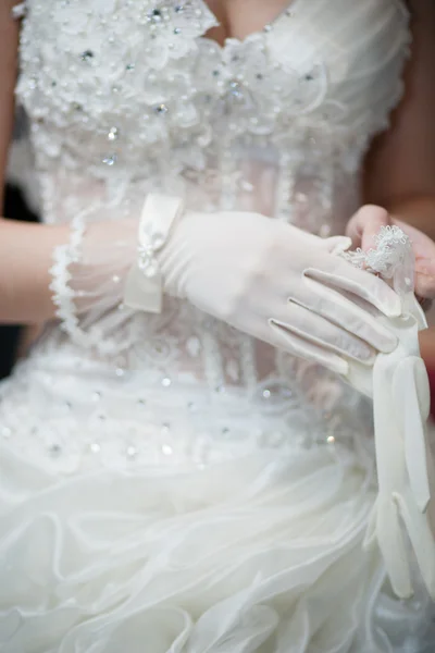 La novia usa guantes. — Foto de Stock