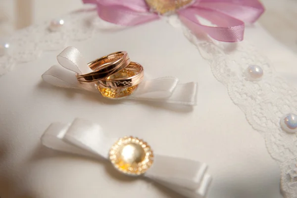 Wedding rings on a cushion — Stock Photo, Image