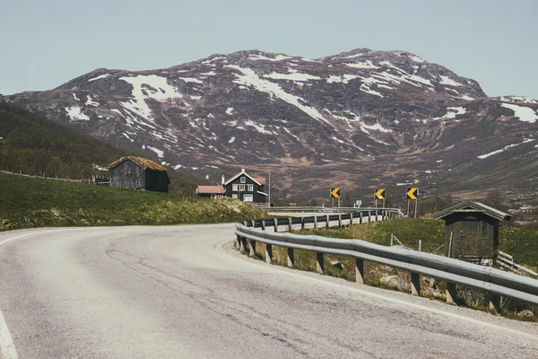 Estrada em montanhas — Fotografia de Stock