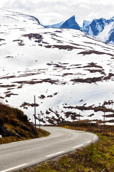 Vägen vid berg — Stockfoto