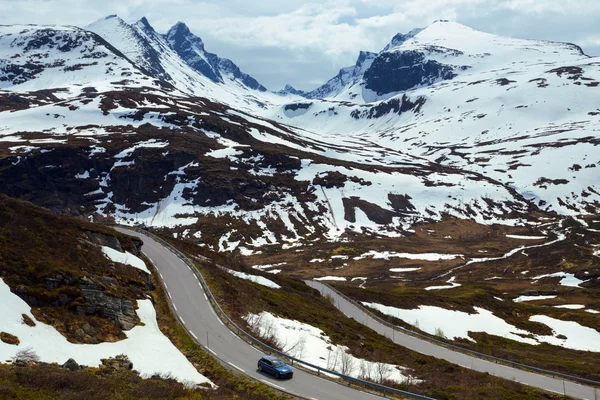 Vägen vid berg — Stockfoto