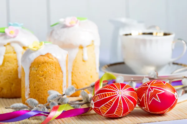 Húsvéti tojás és a torta — Stock Fotó