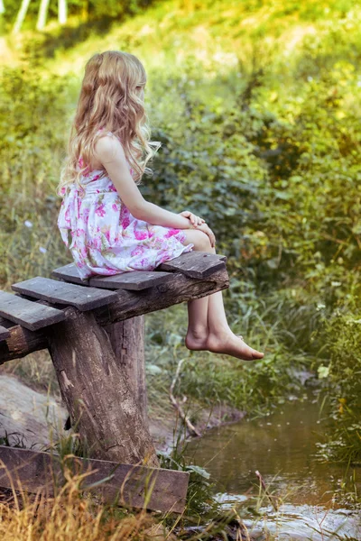 Meisje in het bos — Stockfoto