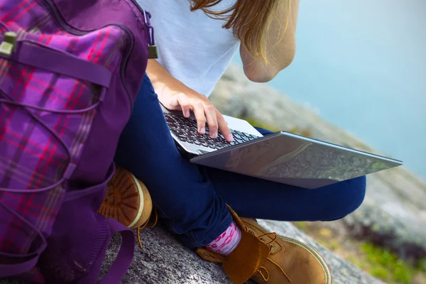 Chica excursionista con un ordenador portátil —  Fotos de Stock
