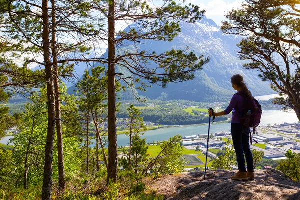 Turista chica y Romsdalsfjorden 3 — Foto de Stock