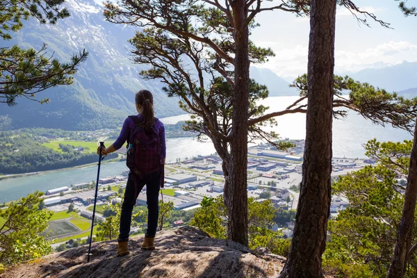 Turist flicka och Romsdalsfjorden — Stockfoto