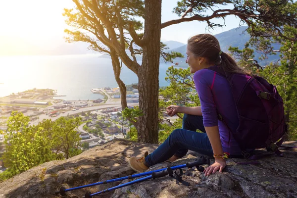 Turisztikai lány és Romsdalsfjorden — Stock Fotó