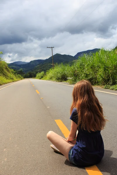 Dívka na prázdné silnici v Brazílii — Stock fotografie