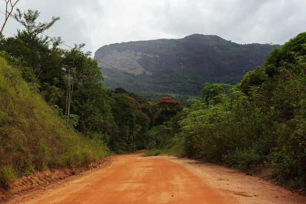 Estrada terrestre através das montanhas — Fotografia de Stock