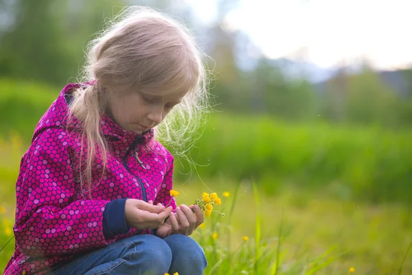 Girl hiker on a meadow — Stock Photo, Image