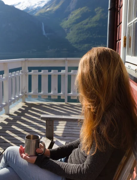 Menina e paisagem norueguesa — Fotografia de Stock