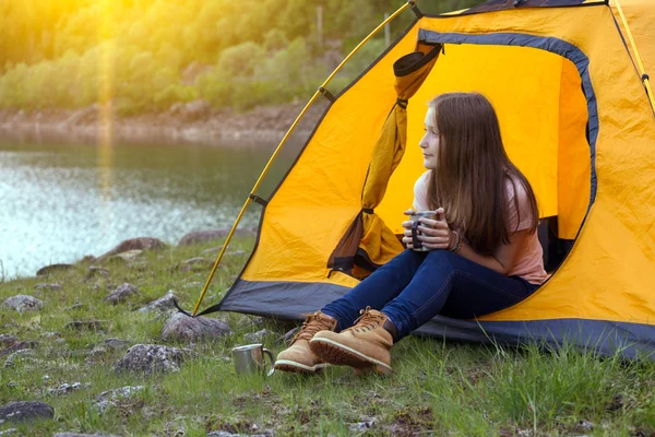 Chica excursionista en la norway —  Fotos de Stock