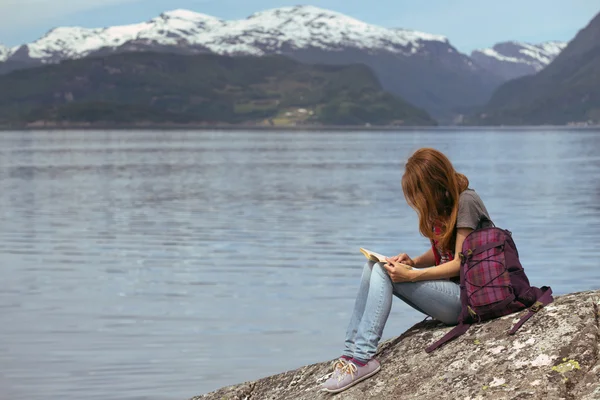 Menina caminhante no norway — Fotografia de Stock