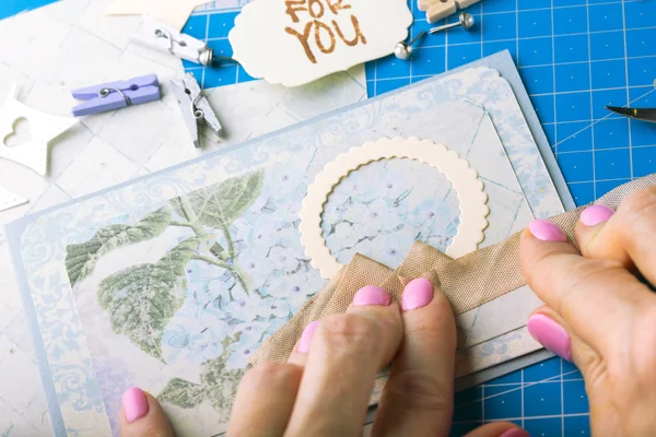 Hands with scrapbook — Stock Photo, Image