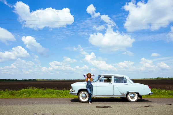 Dívka a retro auto — Stock fotografie