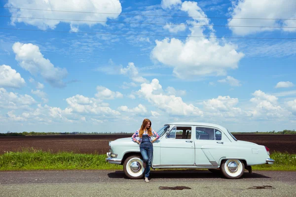 Girl and retro car — Stock Photo, Image