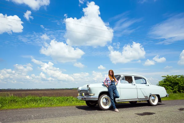 Girl and retro car — Stock Photo, Image