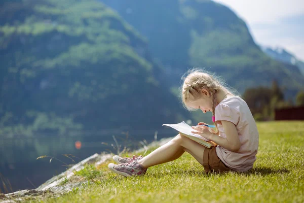 Ragazze all'aperto un — Foto Stock