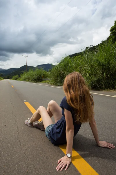 Menina na estrada vazia no Brasil — Fotografia de Stock
