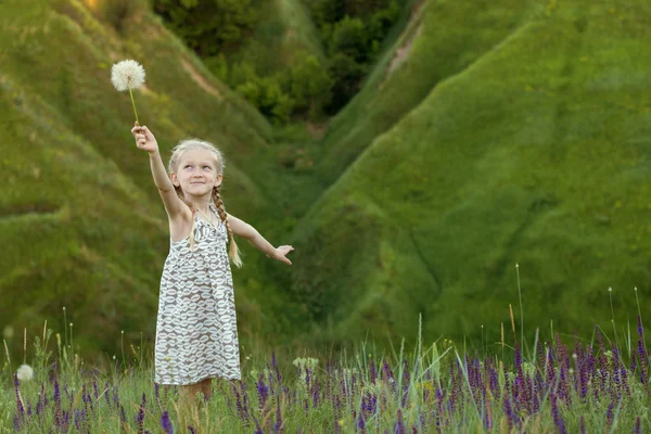 Ragazza all'aperto un — Foto Stock