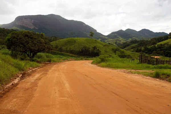 Грунтовая дорога через горы — стоковое фото