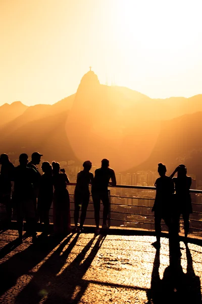 Toeristen silhouetten op een Pao doen Asucar — Stockfoto