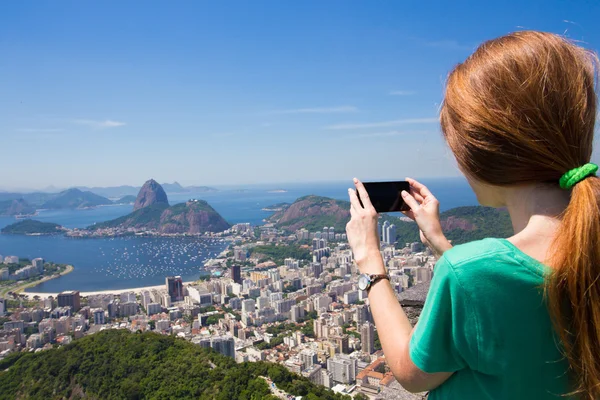 Дівчина туристичних знімає Ріо краєвид зі смартфона — стокове фото