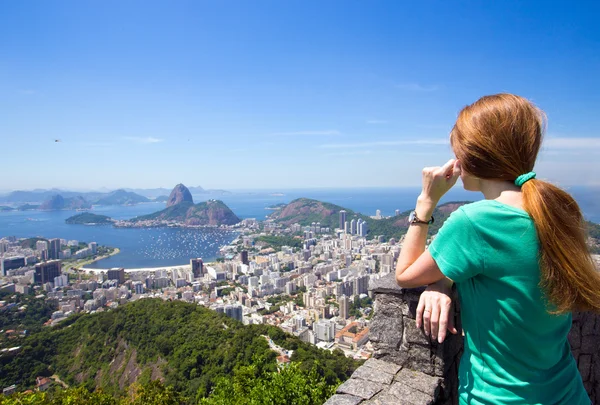 Turisztikai lány úgy néz ki, a Rio táj — Stock Fotó