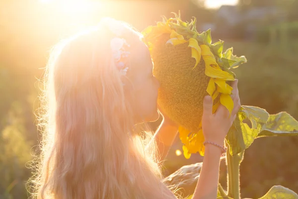 Ragazza in giardino — Foto Stock