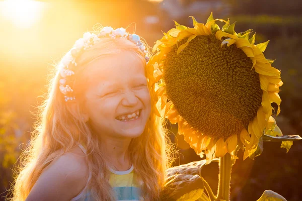 Girl with the sunflower — Stock Photo, Image