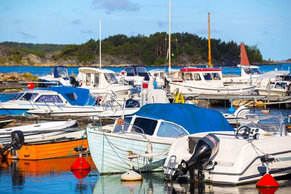 Port w małym szwedzkim miasteczku, Szwecja — Zdjęcie stockowe