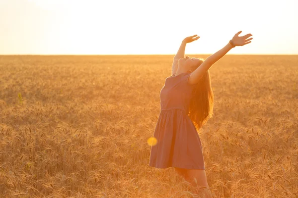 Menina no campo — Fotografia de Stock