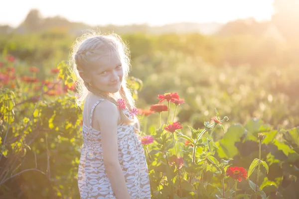 Dívka v zahradě — Stock fotografie