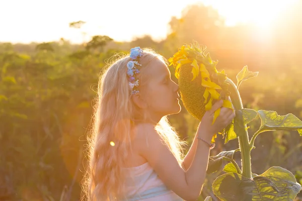 Girl with the sunflower — Stock Photo, Image