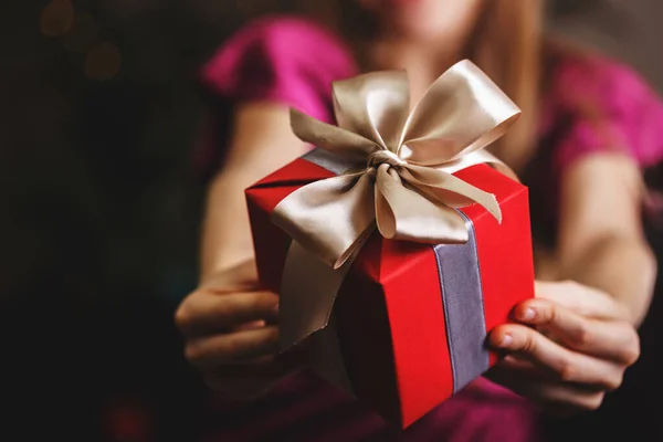 Meisje Met Kerstcadeaus Handen Gelukkig Nieuwjaar — Stockfoto