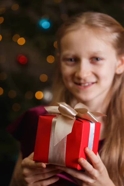 Menina Segurando Presentes Natal Mãos Feliz Ano Novo — Fotografia de Stock