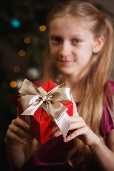 Menina Segurando Presentes Natal Mãos Feliz Ano Novo — Fotografia de Stock