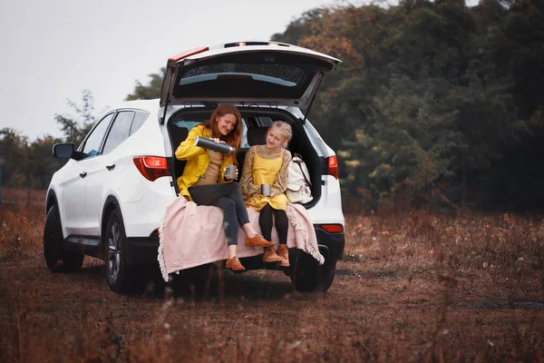 Familienausflug Glückliche Mädchen Reisen Mit Dem Auto Mutter Mit Tochter — Stockfoto