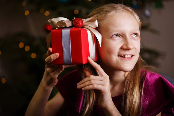 Ragazza Che Tiene Regali Natale Mano Felice Anno Nuovo — Foto Stock