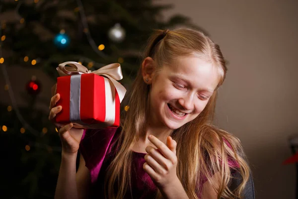 Menina Segurando Presentes Natal Mãos Feliz Ano Novo — Fotografia de Stock