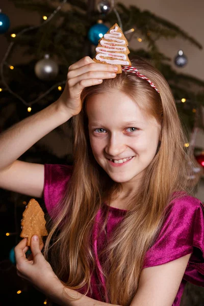 Menina Segurando Pão Gengibre Natal Mãos — Fotografia de Stock