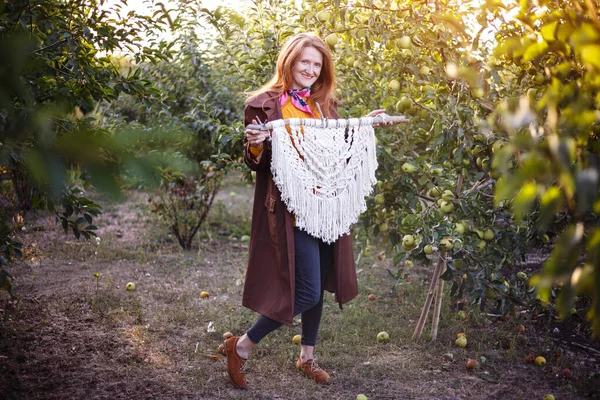 Criação Painel Macrame Menina Com Painel Macram Pomar Maçã — Fotografia de Stock