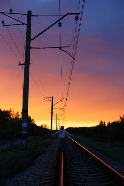 Flicka Vandrare Står Järnvägen Solnedgången Ligh — Stockfoto