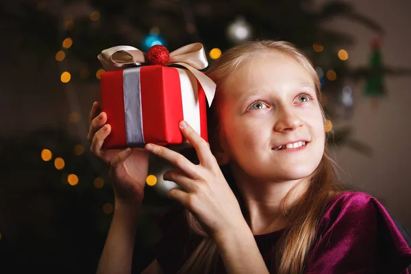 Menina Segurando Presentes Natal Mãos Feliz Ano Novo — Fotografia de Stock