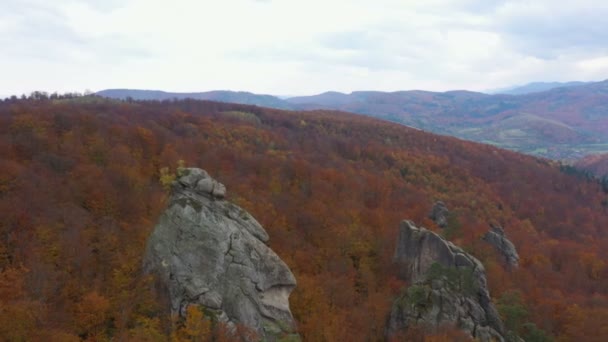 Sonbahar Dağlarındaki Dovbush Kayalıkları Adlı Kaya Oluşumlarının Hava Görüntüsü — Stok video
