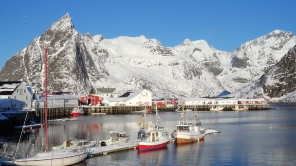 Gyönyörű Norvég Téli Táj Sokszínű Rorbu Horgonyzott Halászhajók Lofoten Öböl — Stock videók