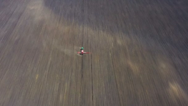 Vue Aérienne Tracteur Avec Semoir Travaillant Sur Grand Champ Jour — Video