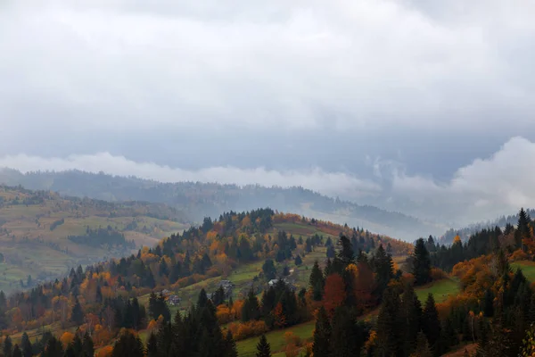 Bela Paisagem Montanhas Paisagem Ucraniana Vista Vale Declive Com Casas — Fotografia de Stock