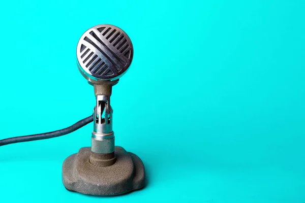 Retro Stylisches Mikrofon Auf Blauem Hintergrund — Stockfoto